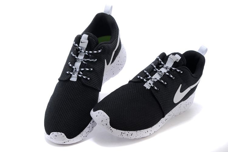 roshe run noir et blanc femme